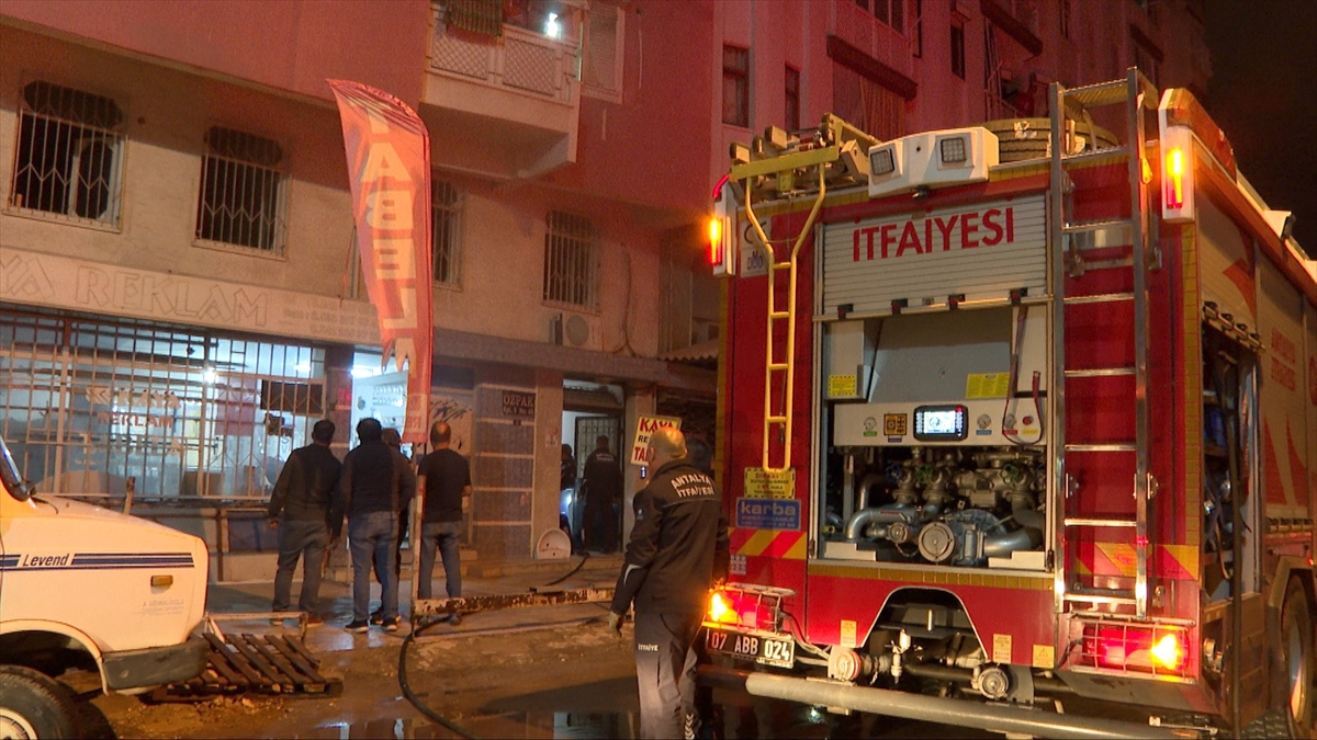 Hasara yol açan Antalya'daki yangın söndürüldü