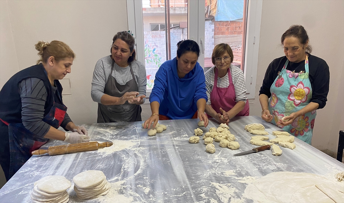 Manisa'da kadınlar yaptıkları ürünlerden elde ettikleri gelirle öğrencilere burs veriyor