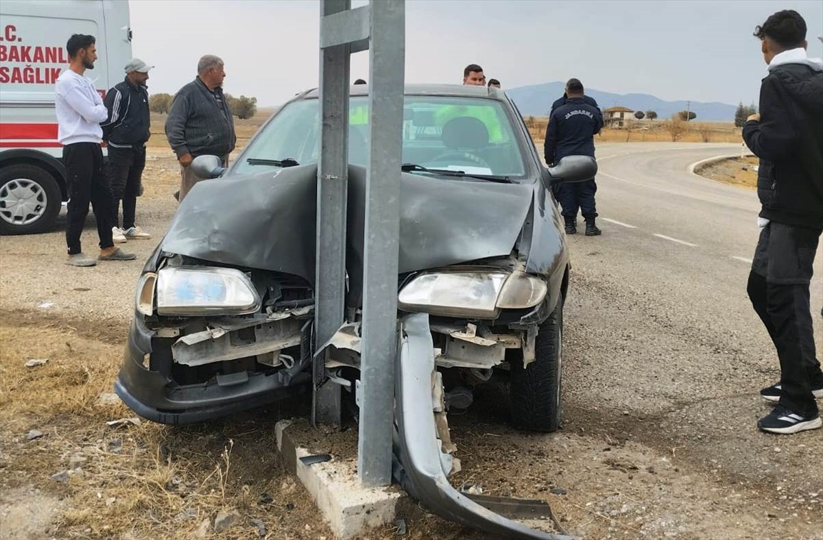 Konya'da elektrik direğine çarpan otomobildeki 4 kişi yaralandı