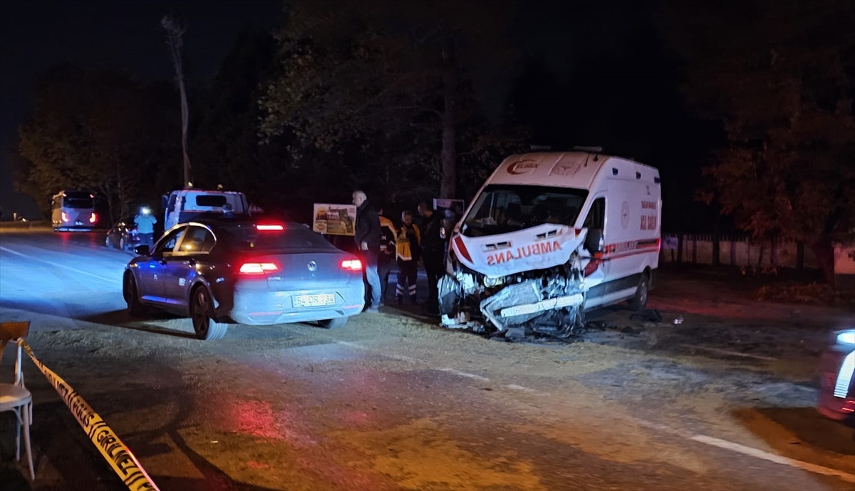 Sapanca’da ambulansın karıştığı zincirleme kazada 1 kişi öldü 3 sağlık personeli yaralandı