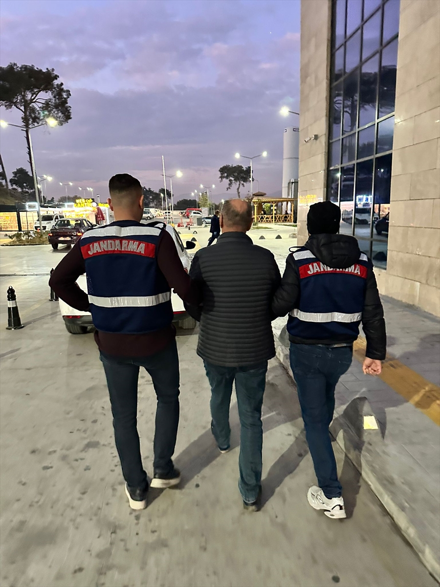 İzmir'de terör propagandası iddiasıyla 5 zanlı yakalandı