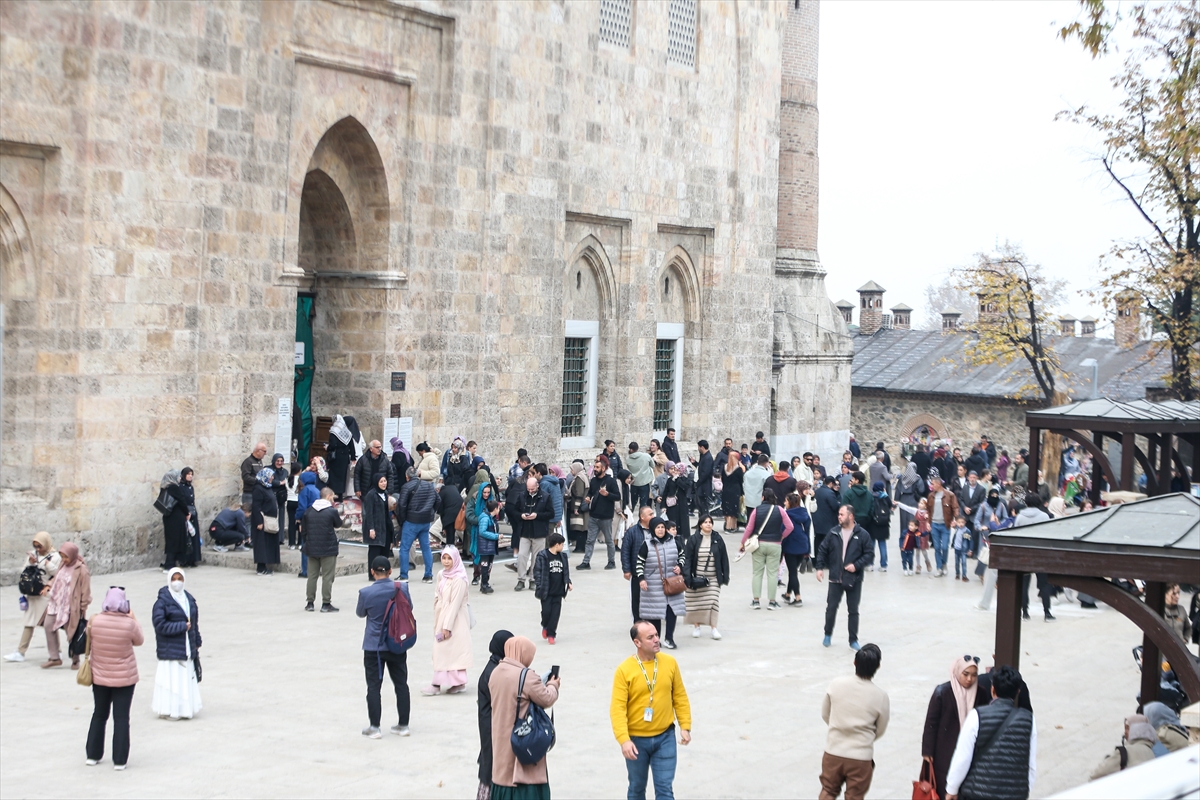 Bursa Büyükşehir Belediyesinin tarihi camilerdeki güvenlik hizmetini sonlandırma kararına tepkiler