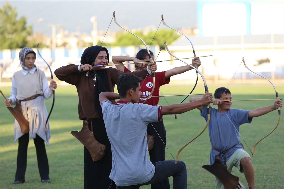 Hatay'da depremzede çocuklar için okçuluk kursu açıldı