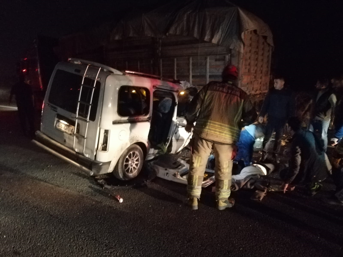 Ankara'da park halindeki kamyona çarpan hafif ticari araçtaki 2 kişi öldü, 1 kişi yaralandı