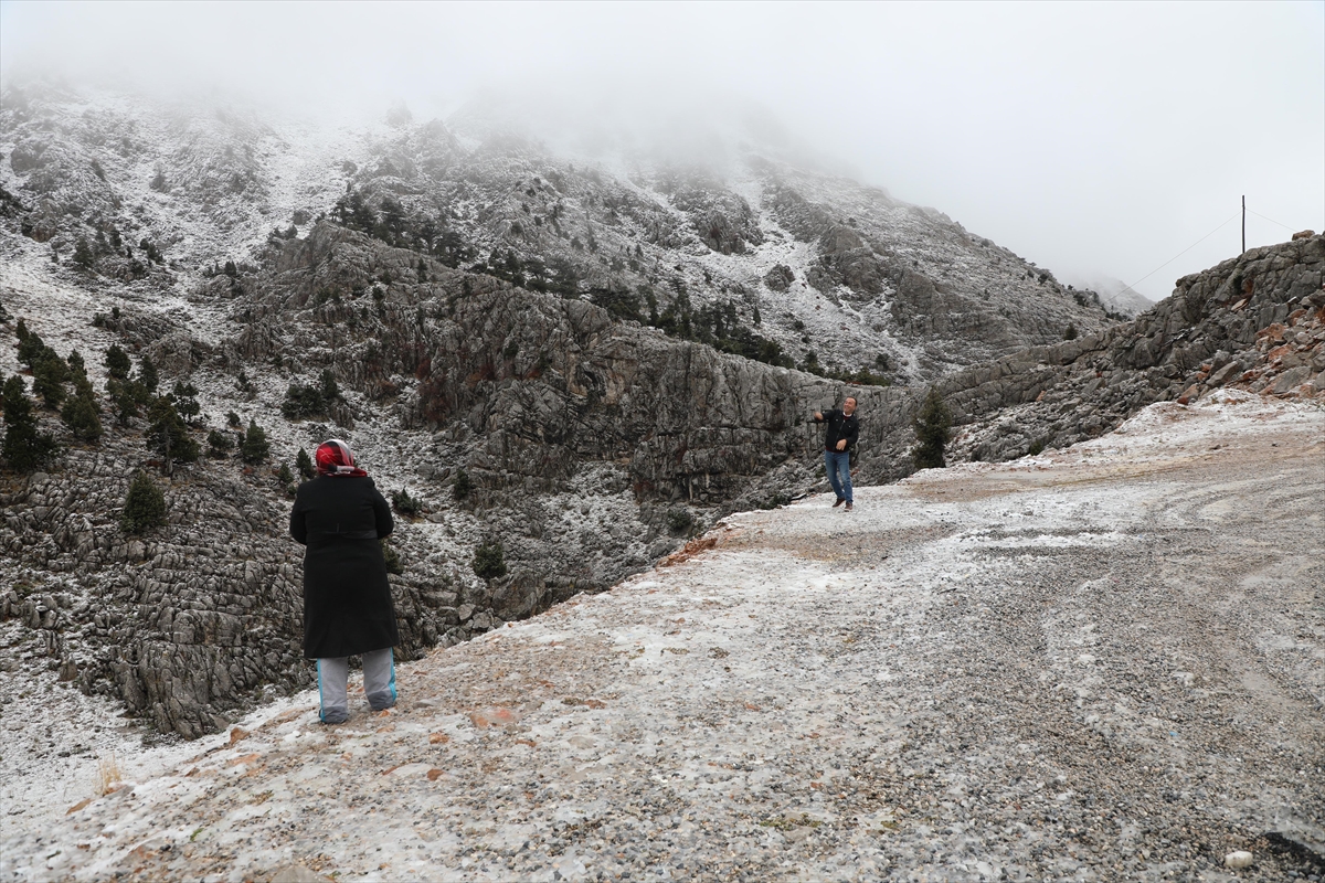 Antalya'yı Konya'ya bağlayan 1825 metre rakımlı Alacabel'e mevsimin ilk karı yağdı