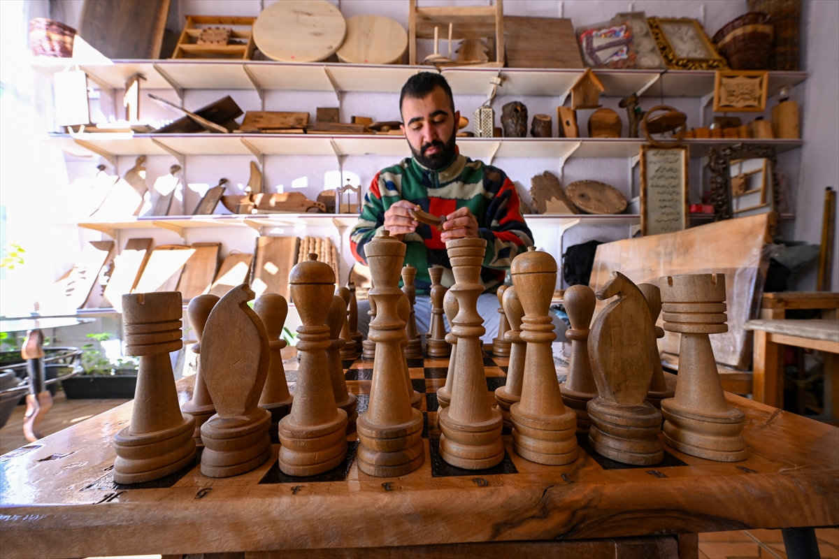 Kuruyan ceviz ağaçlarını satranç takımına dönüştürüyor