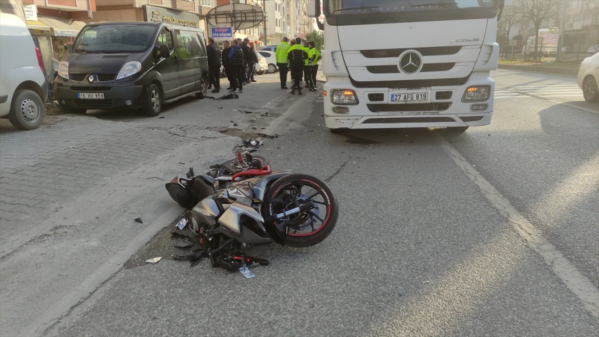 Bursa'da park halindeki minibüse çarpan motosikletin sürücüsü yaralandı