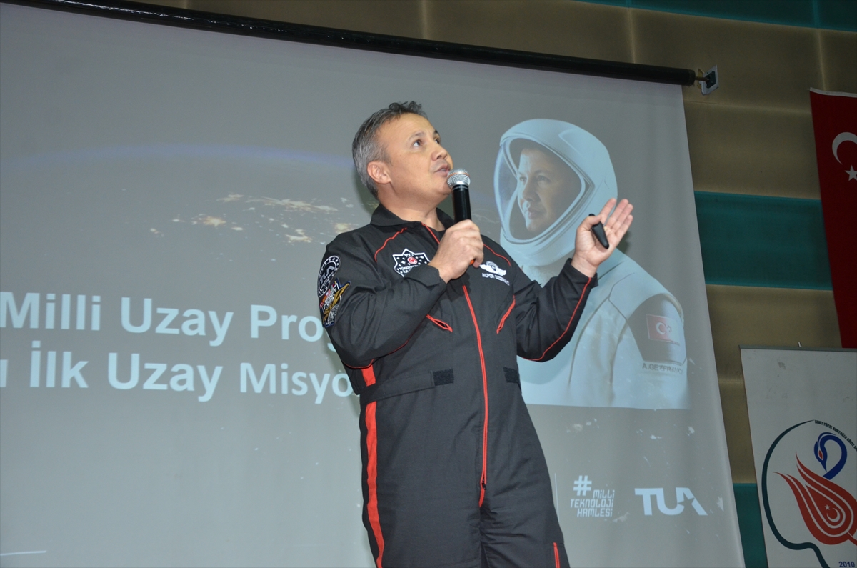 Türkiye'nin ilk astronotu Alper Gezeravcı Muş'ta öğrencilerle buluştu