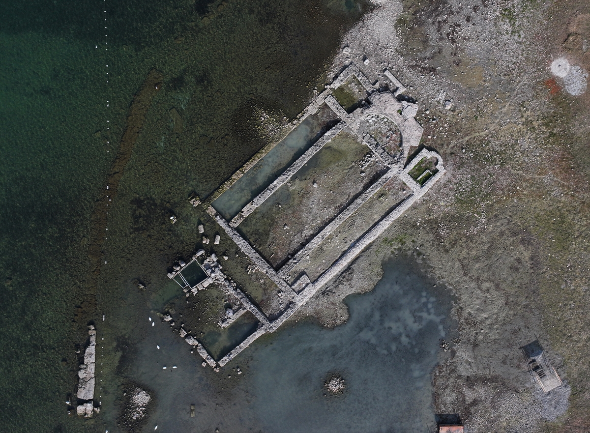 İznik Gölü'nde 6 yıl önce gemi yanaştırılan iskele karada kaldı