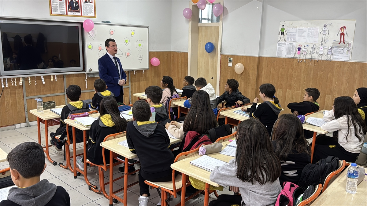 Görme engelli Ömer öğretmen, hayalindeki mesleğiyle öğrencilerine rehberlik ediyor