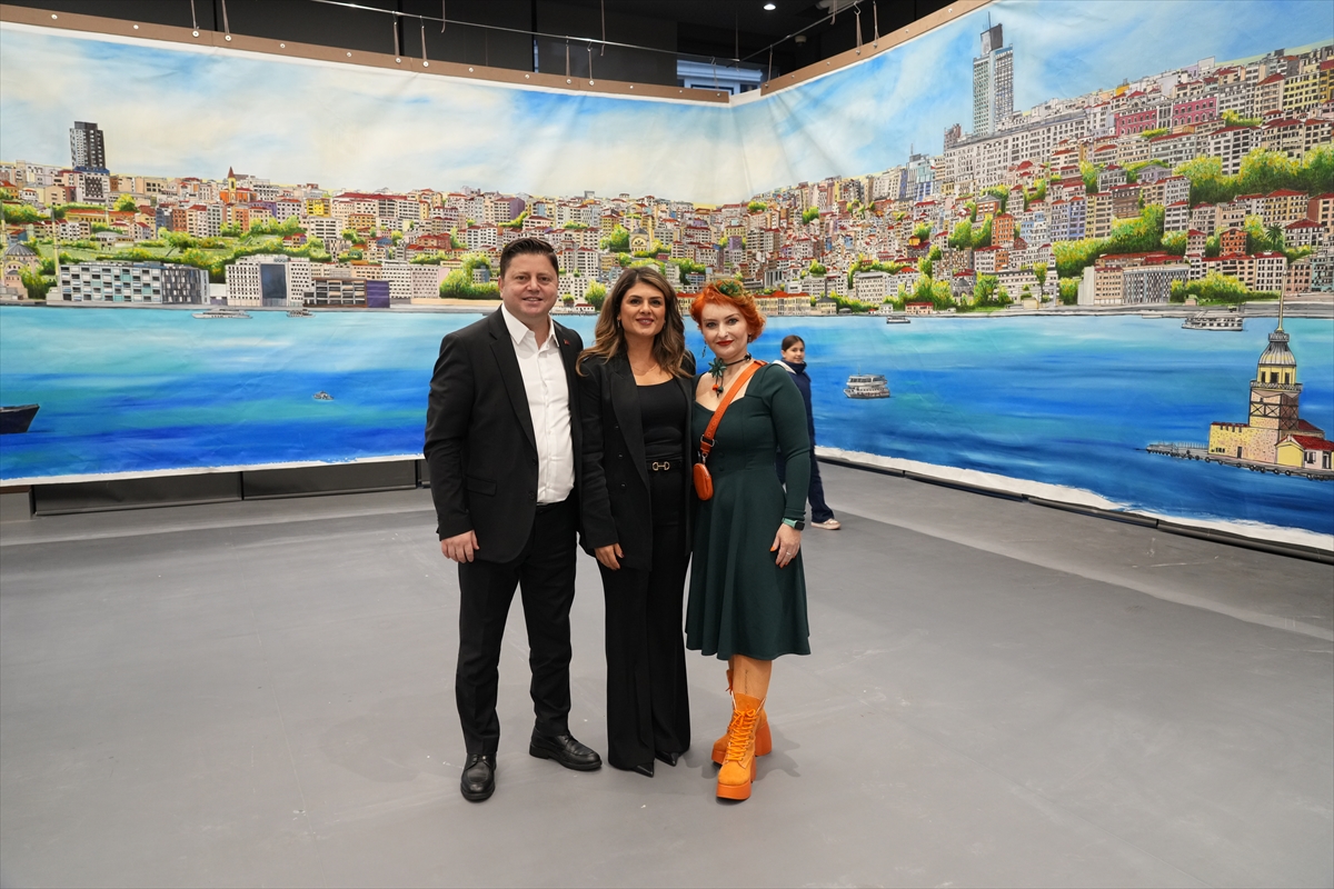 Ressam Alev Özas'ın "Dev İstanbul" eseri Kadıköy'de sanatseverlerle buluştu