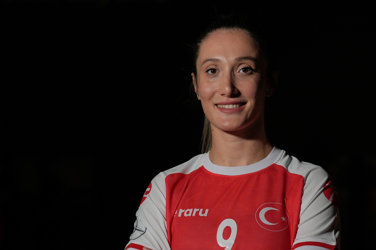 Milli hentbolcu Aslı İskit Çalışkan, Avrupa Şampiyonası'nın heyecanını yaşıyor: