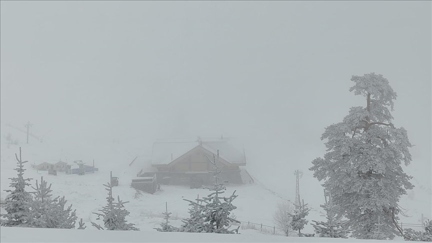 Kartalkaya Kayak Merkezi'nde yoğun kar yağışı