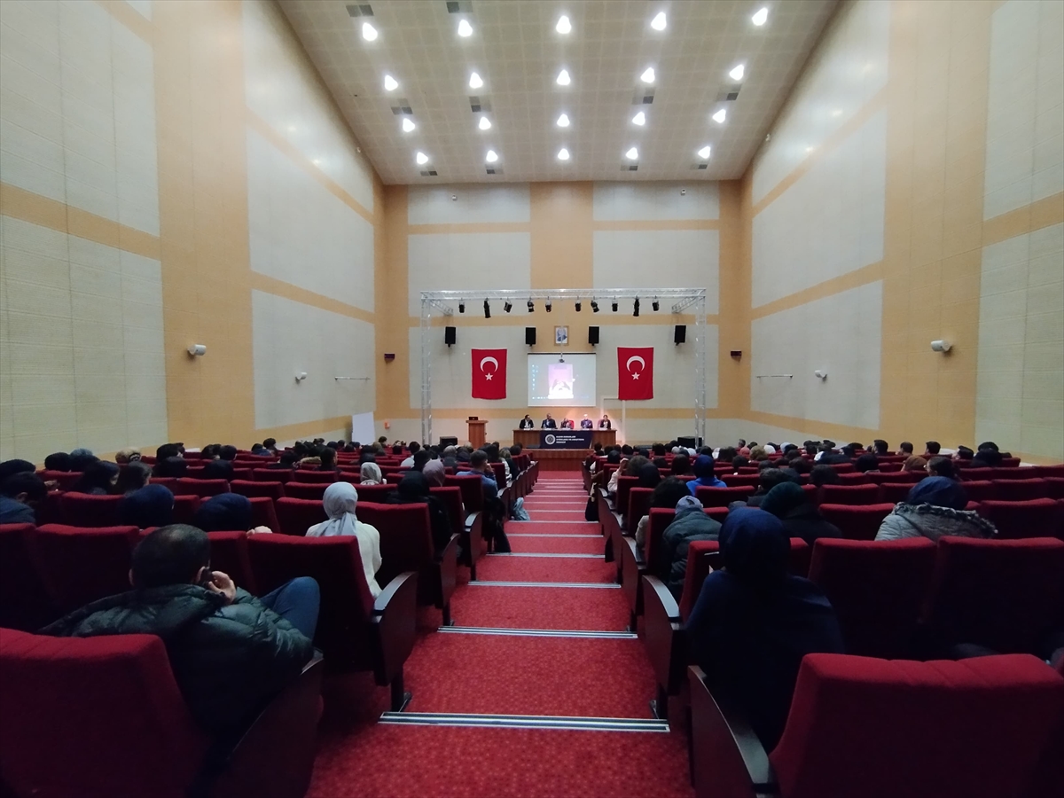 Erzurum'da kadına yönelik siber şiddet ve çözümü konuşuldu