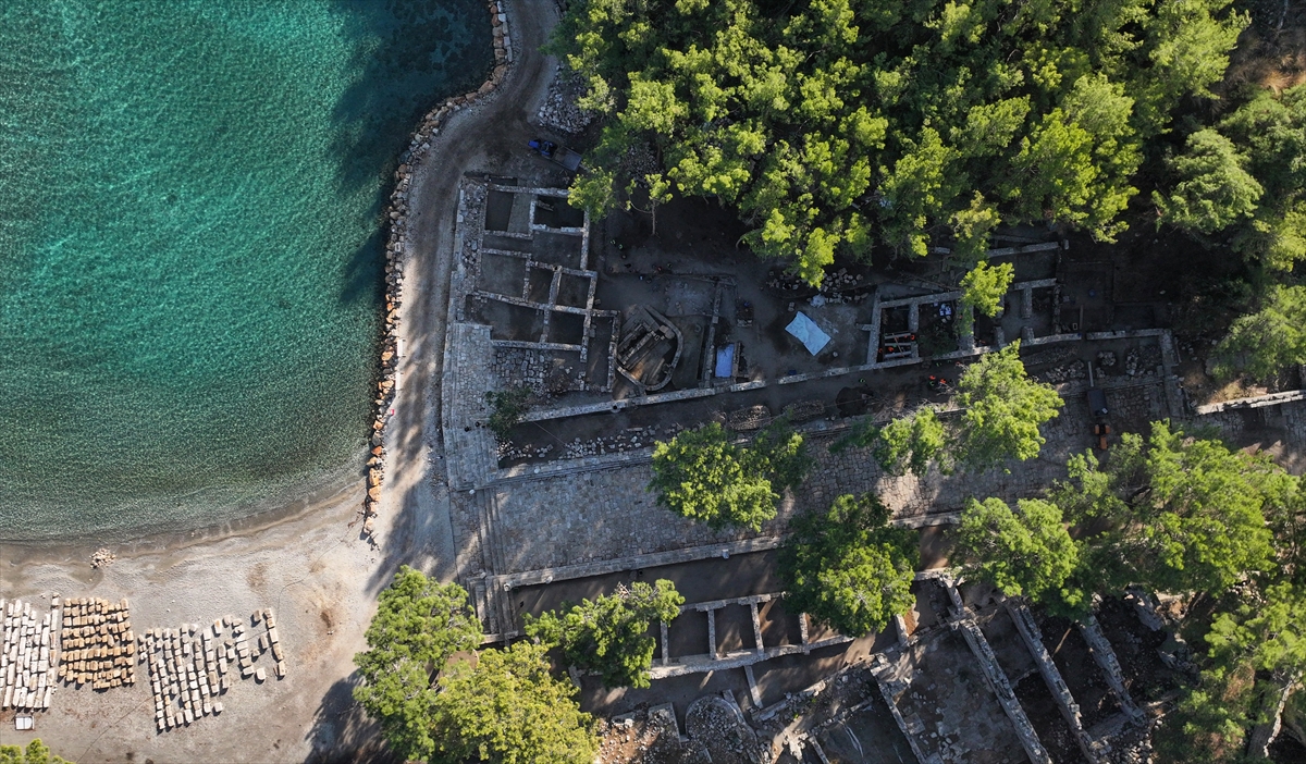 Phaselis Antik Kenti'ndeki kazılarda kutsal alan ve adak heykeller bulundu