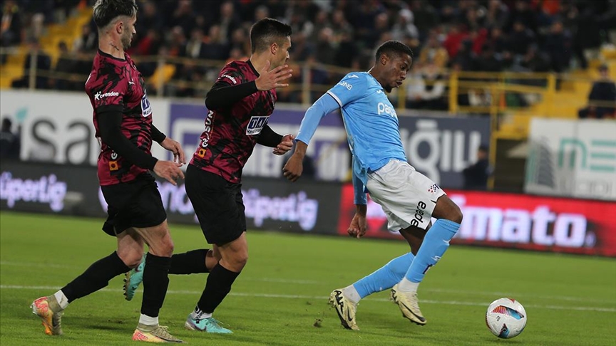 Alanyaspor geriden geldiği maçta Trabzonspor'u 2-1 yendi