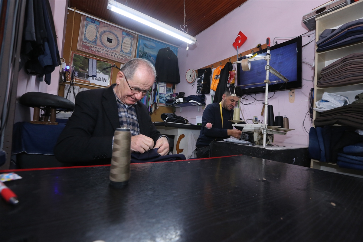 Meslektaş baba oğul 18 yıldır aynı terzi dükkanında mesai yapıyor