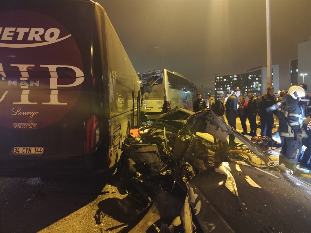 Kayseri'de 2 yolcu otobüsü ile 1 otomobilin karıştığı trafik kazasında 2 kişi öldü, 1 kişi yaralandı