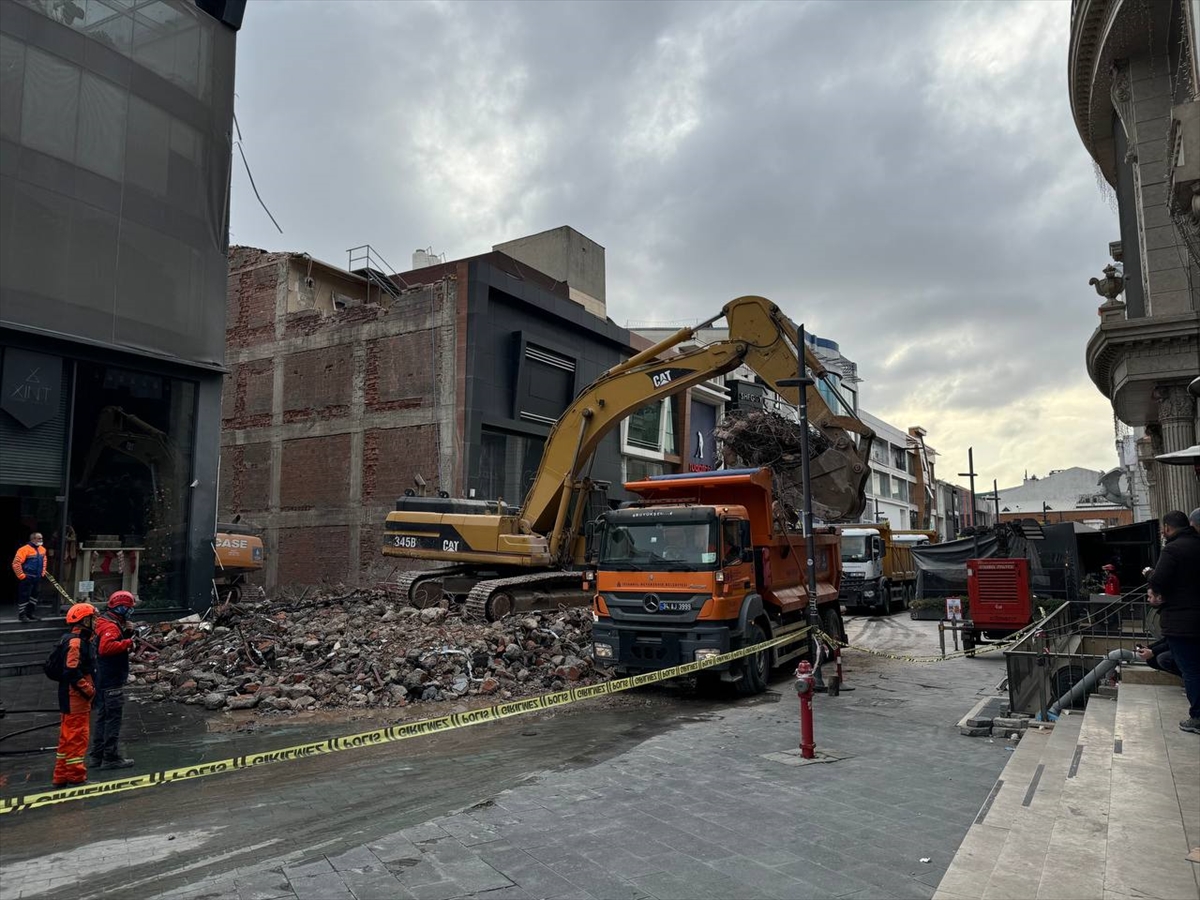 Gaziosmanpaşa'da apartmanın çatısında çıkan yangın söndürüldü