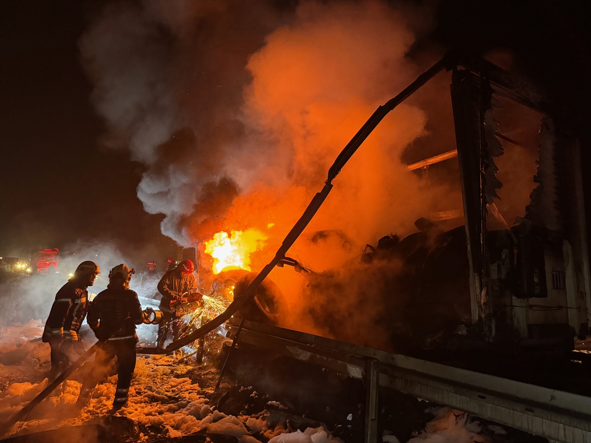 Kuzey Marmara Otoyolu'nda lastik yüklü dorsede çıkan yangın söndürüldü