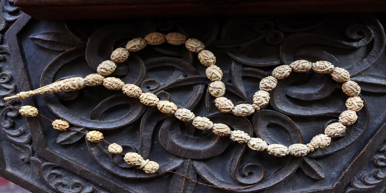 "İki sene kadar sürdü. Ayet-el Kürsi tespihin 17-18'inci habbesinde bitti, kalan kısmına da Asr suresini işledim."