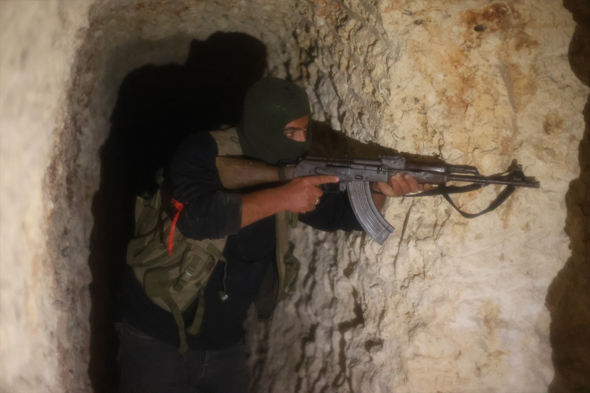 Suriyeli muhalifler, teröristlerin Tel Rıfat'taki 10 kilometrelik tünel şebekesini tarıyor