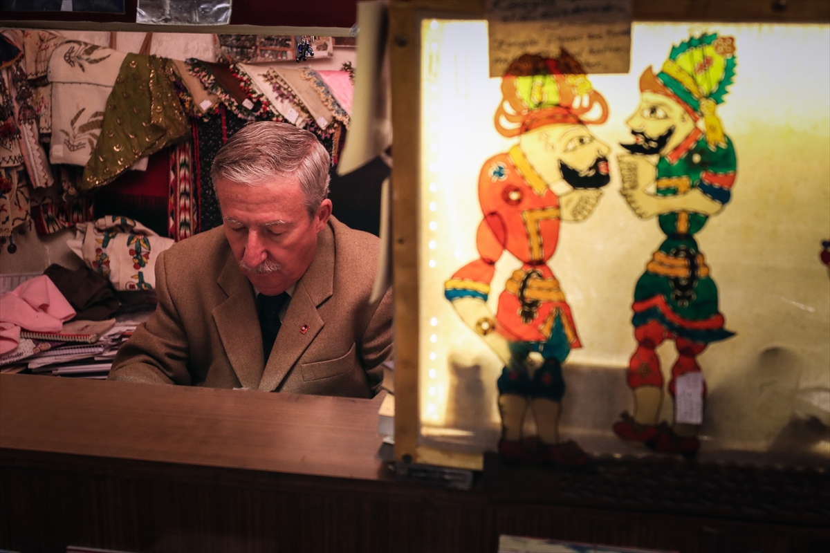 Karagöz sanatçısı Şinasi usta kadim sanatı yaşatıyor