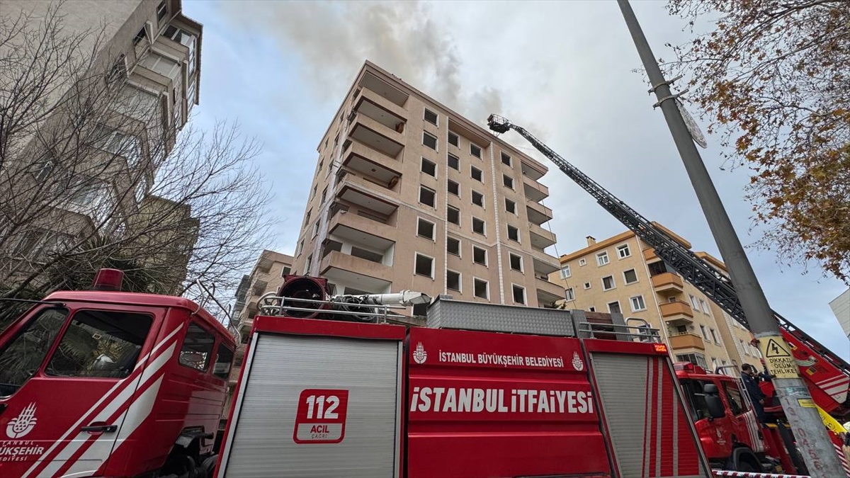 Ataşehir'de 7 katlı binanın çatısında çıkan yangın söndürüldü