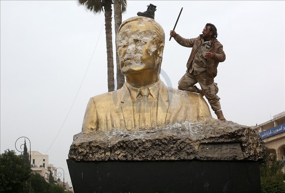 Suriye'nin Hama ilindeki Hafız Esed heykeli halk tarafından yıkıldı
