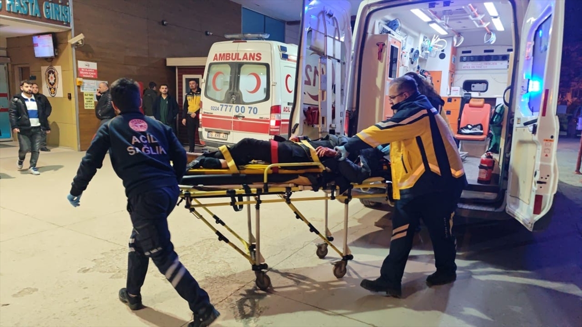 Bursa'da aydınlatma direğine çarpan motosikletin sürücüsü ağır yaralandı