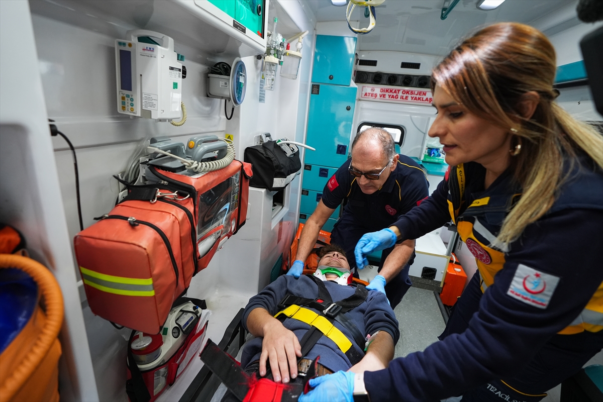 Acil sağlık ekibinde görevli doktor, 26 yıldır zamanla yarışıp hayat kurtarıyor