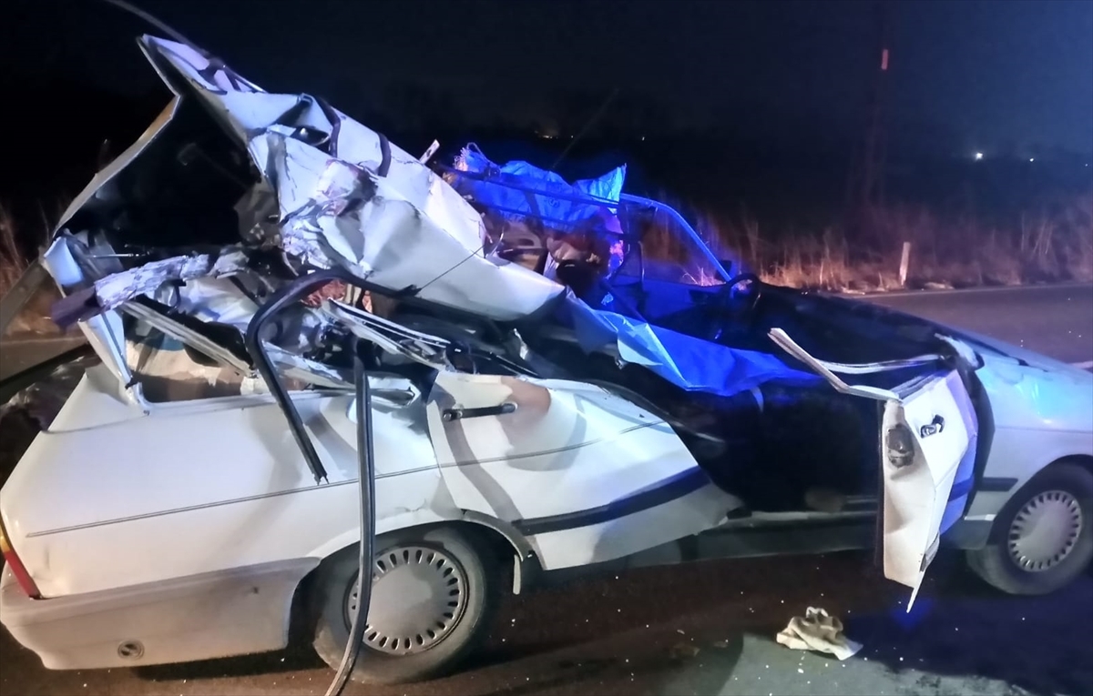 Kırklareli'nin Lüleburgaz ilçesinde tırla çarpışan otomobildeki 1 kişi öldü, 1 kişi yaralandı