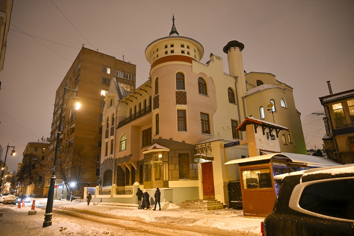 Suriye'nin Moskova Büyükelçiliğinde Baas rejimine ait bayrak indirildi