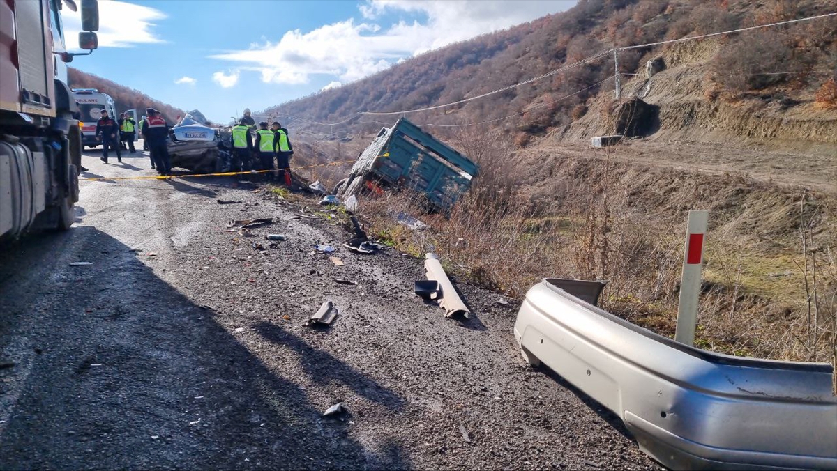 Çorum'da kamyonla otomobilin çarpıştığı kazada 2 kişi öldü