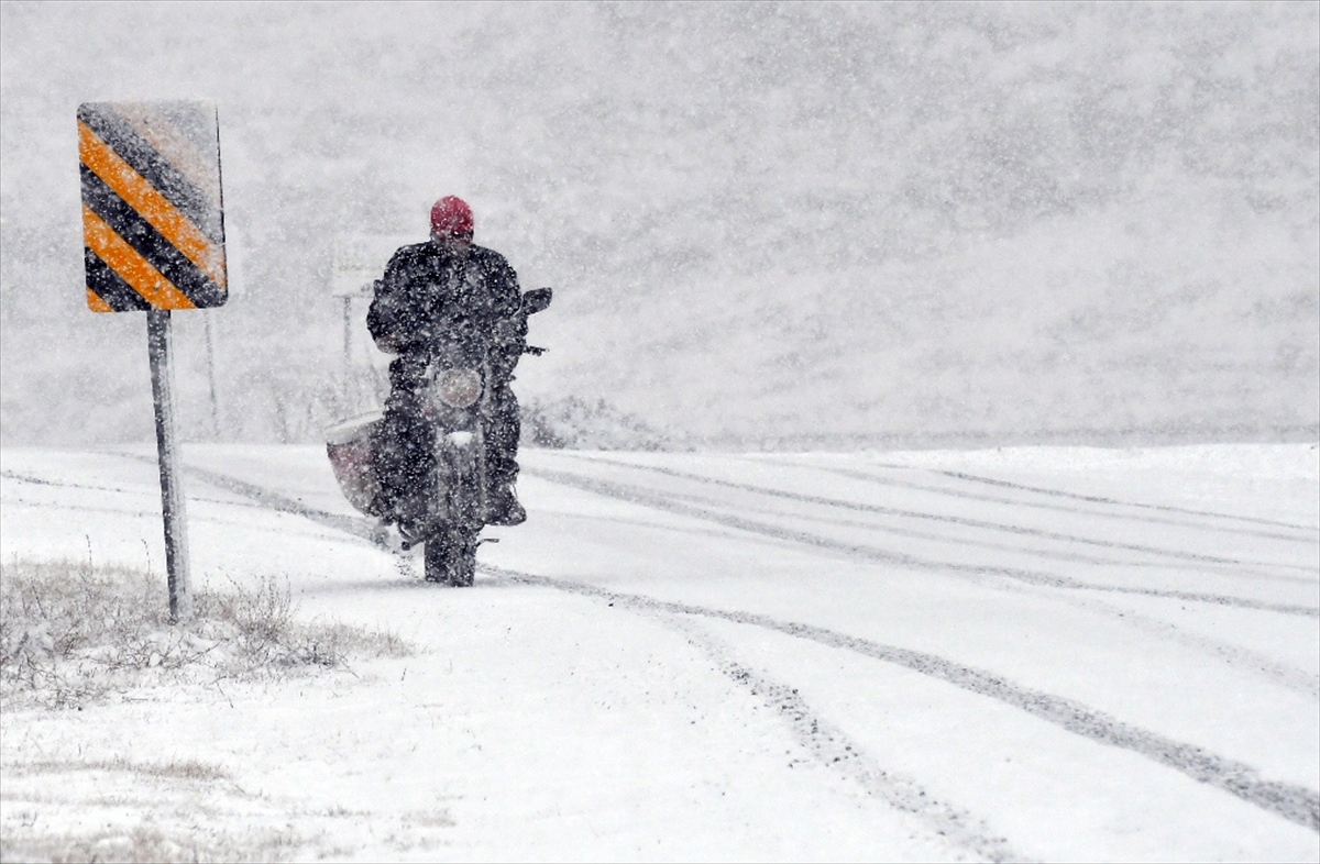 Kars ve Ağrı'da kar yağışı etkili oldu