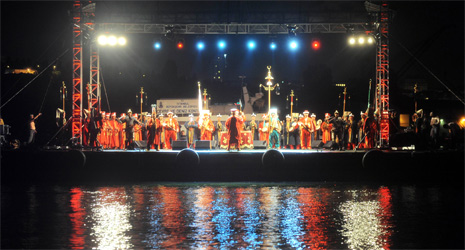 Fatih'in silüeti Haliç semalarında