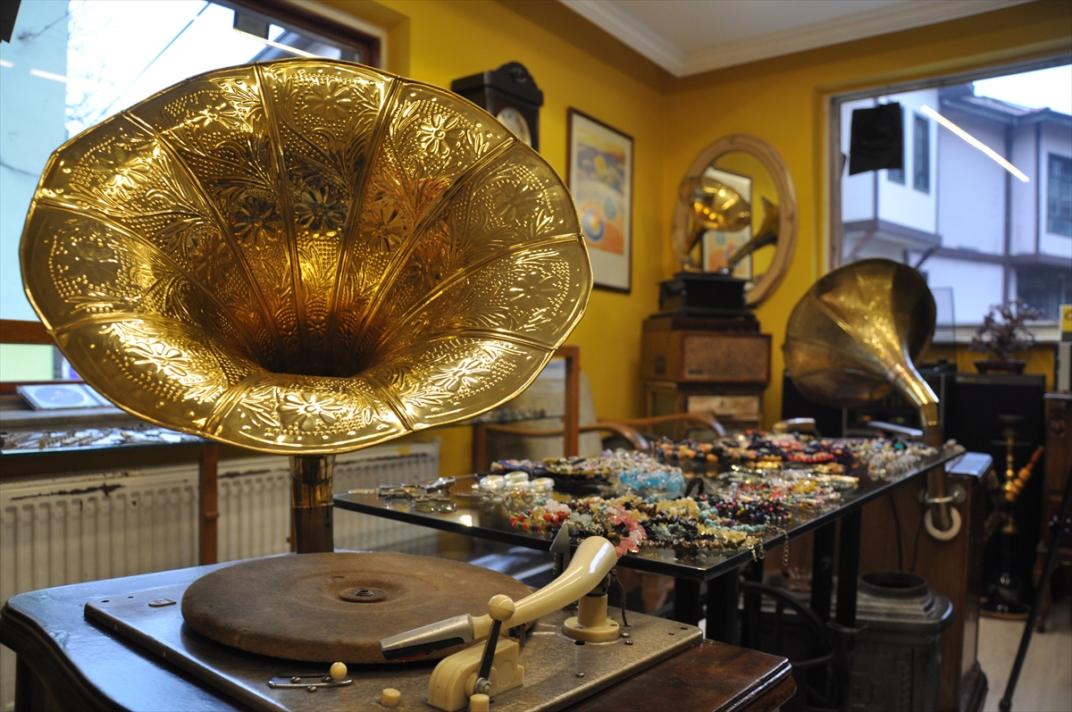 Antika dükkanında eski gramofonların ömrünü uzatıyor