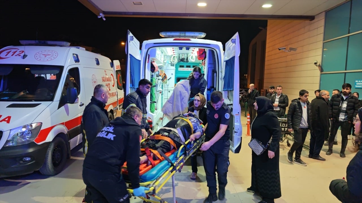 Bursa'da şarampole devrilen otomobildeki 3 kişi yaralandı