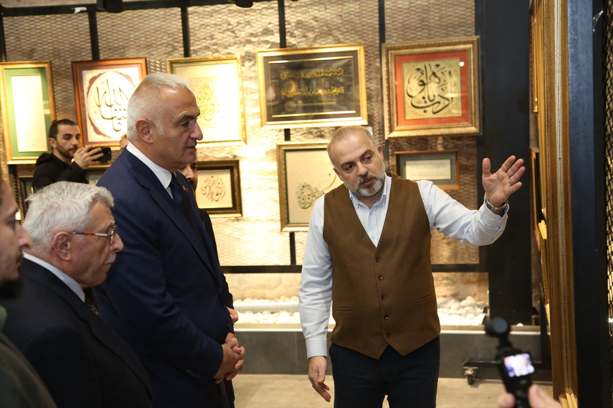 Kültür ve Turizm Bakanı Ersoy, Konya'da hat sergisini ziyaret etti
