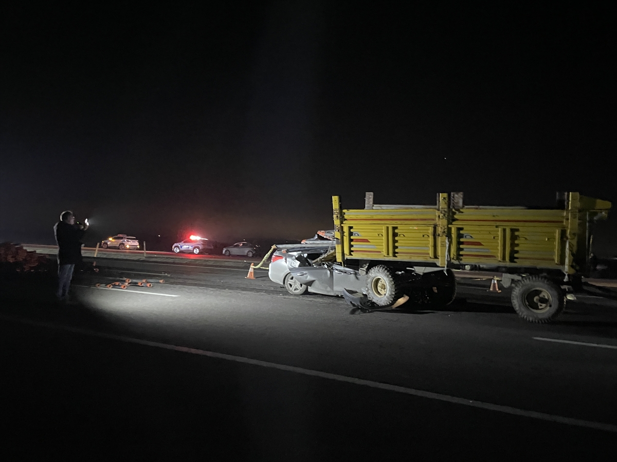 Konya Karatay’da traktöre takılı römorka çarpan otomobildeki 1 kişi öldü