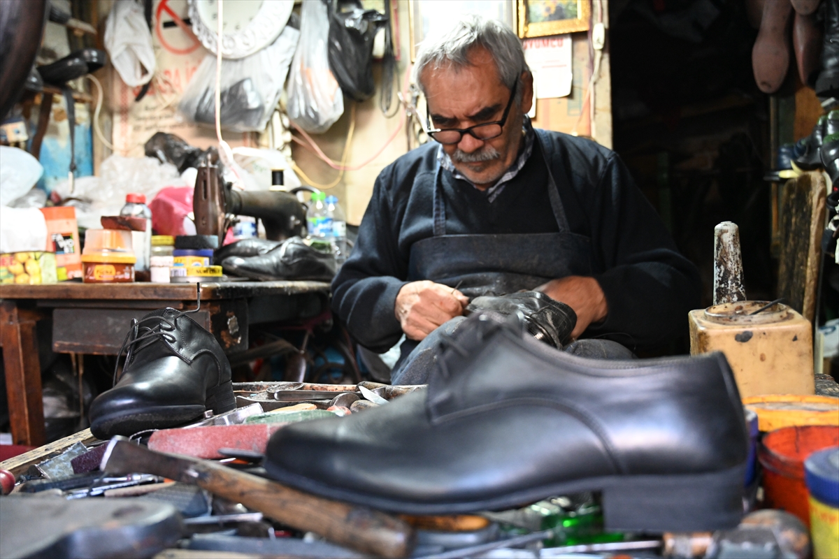Osmaniyeli "yumurta topuk" ustası 50 yıldır aynı dükkanda ayakkabı üretiyor