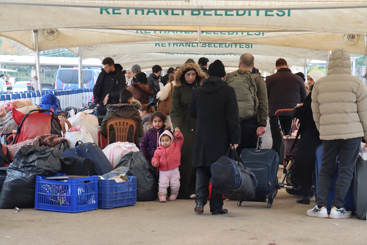 Suriyelilerin Hatay'daki sınır kapılarından ülkelerine dönüşü sürüyor
