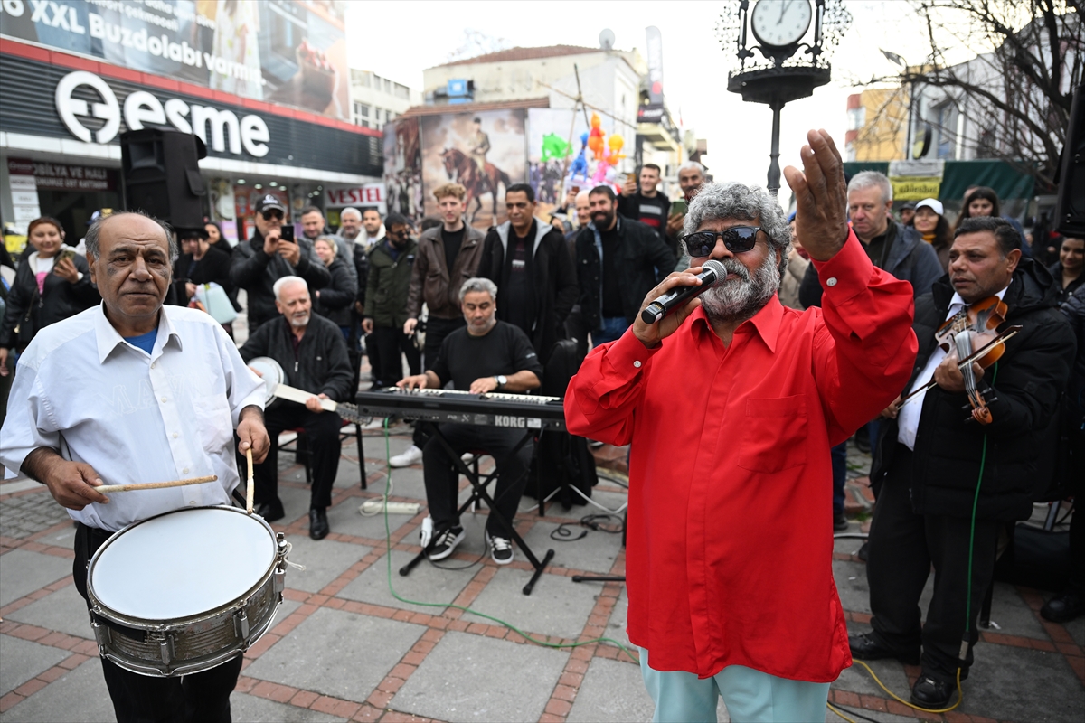 Edirne'de Roman çeribaşısının caddede çektiği klip açık hava konserine döndü