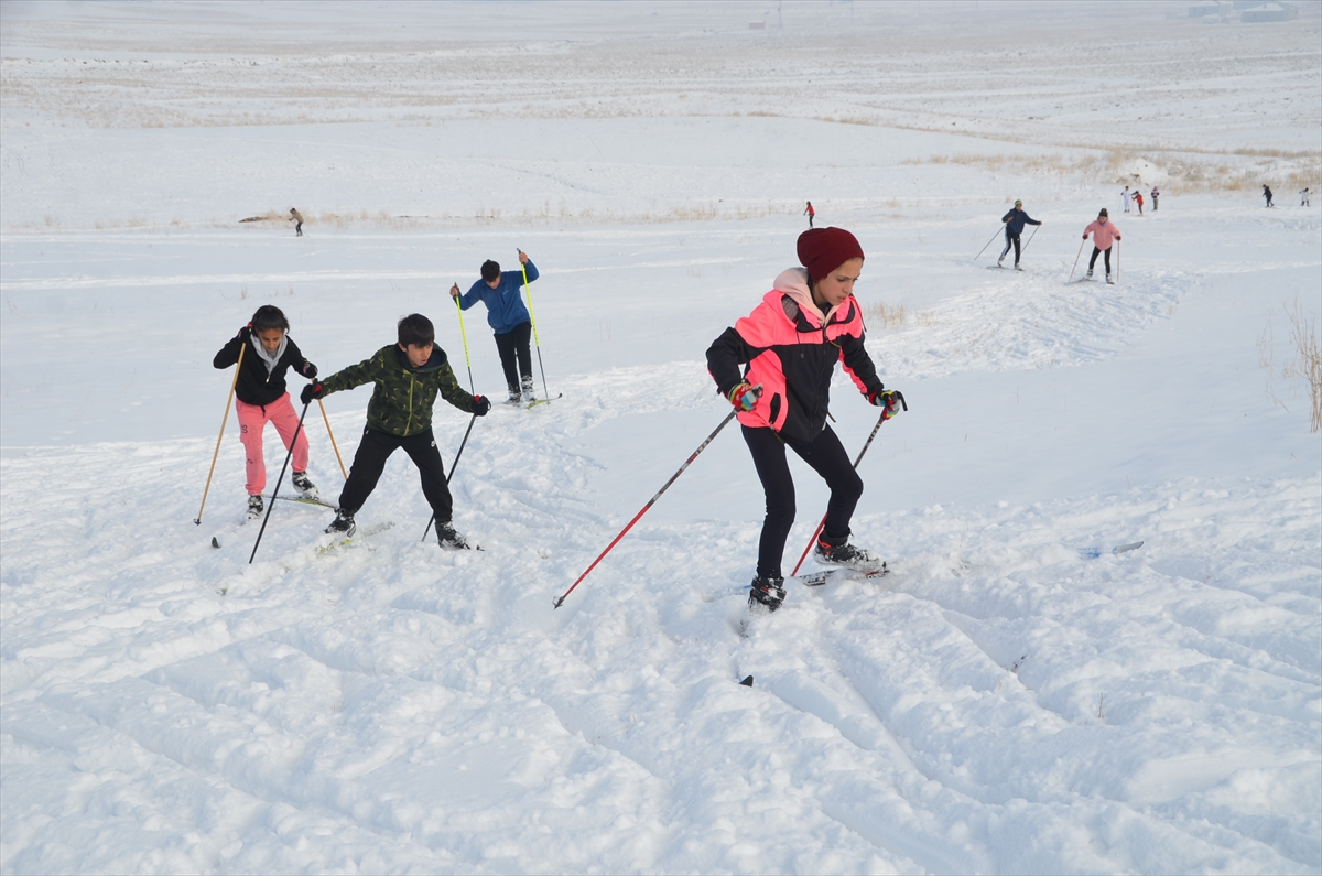 Hakkari'de milli takıma girme hayali kuran kayak sporcuları, çalışmalarını sürdürüyor