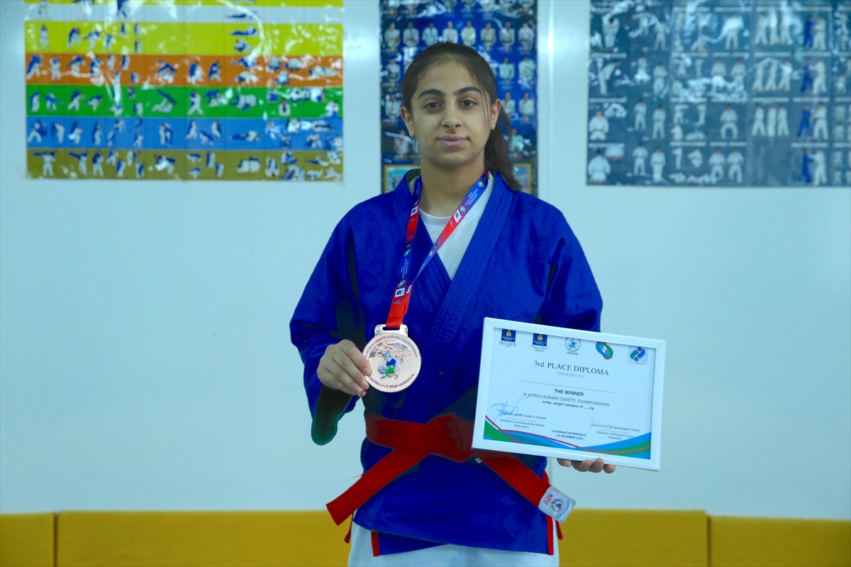 Kuraşta dünya üçüncüsü olan Hakkarili sporcu, başarılarıyla göz dolduruyor