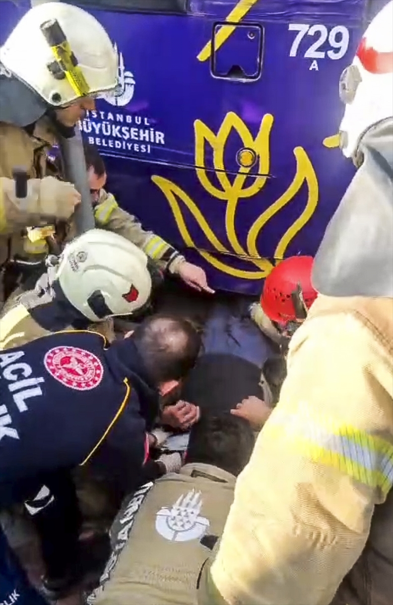 Beyoğlu'nda tramvayın çarptığı kişi yaralandı