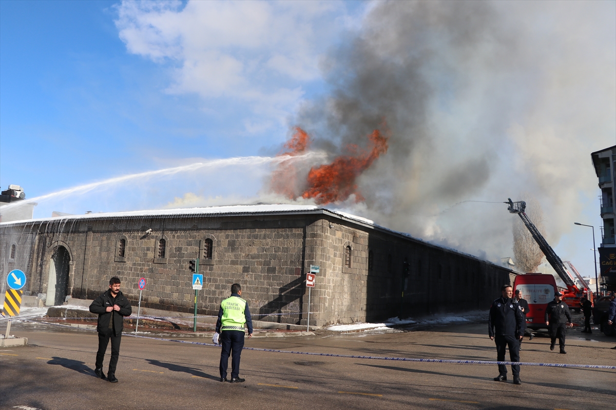 Erzurum'da tarihi Taş Ambarlar'daki çatı yangını kontrol altına alındı