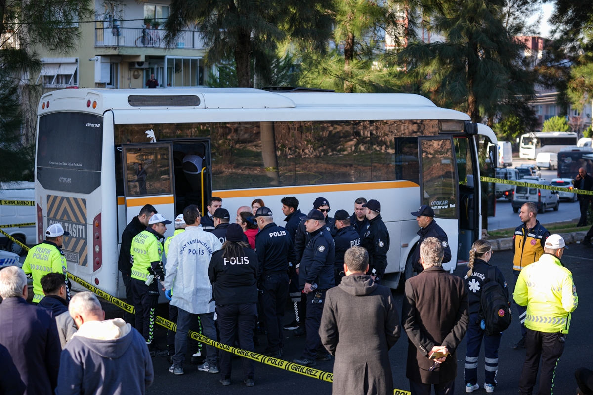 İzmir'de tıra çarpan okul servisindeki öğrencilerden 1'i öldü, 1'i yaralandı