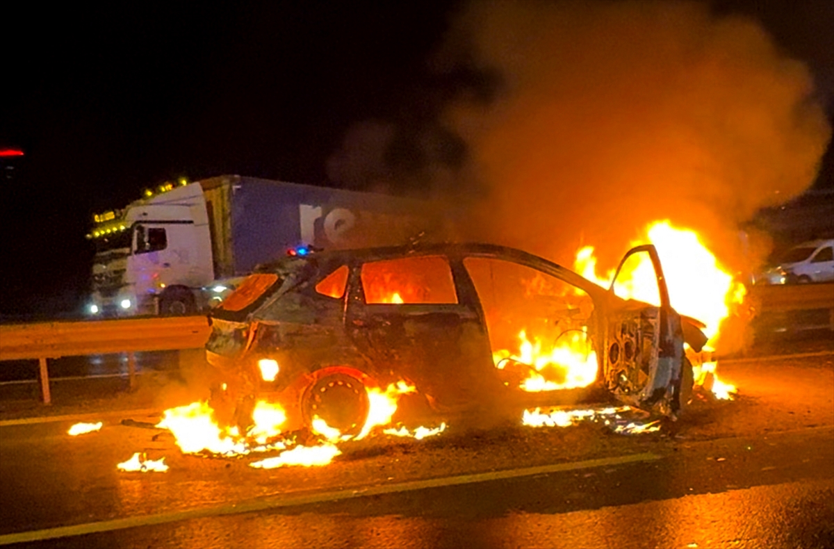 Başakşehir'de seyir halindeyken alev alan otomobil kullanılamaz hale geldi