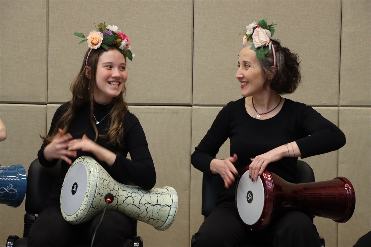 Kırklareli'nde darbuka eğitimi alan anne ve kızı aynı sahnede ritim tutuyor